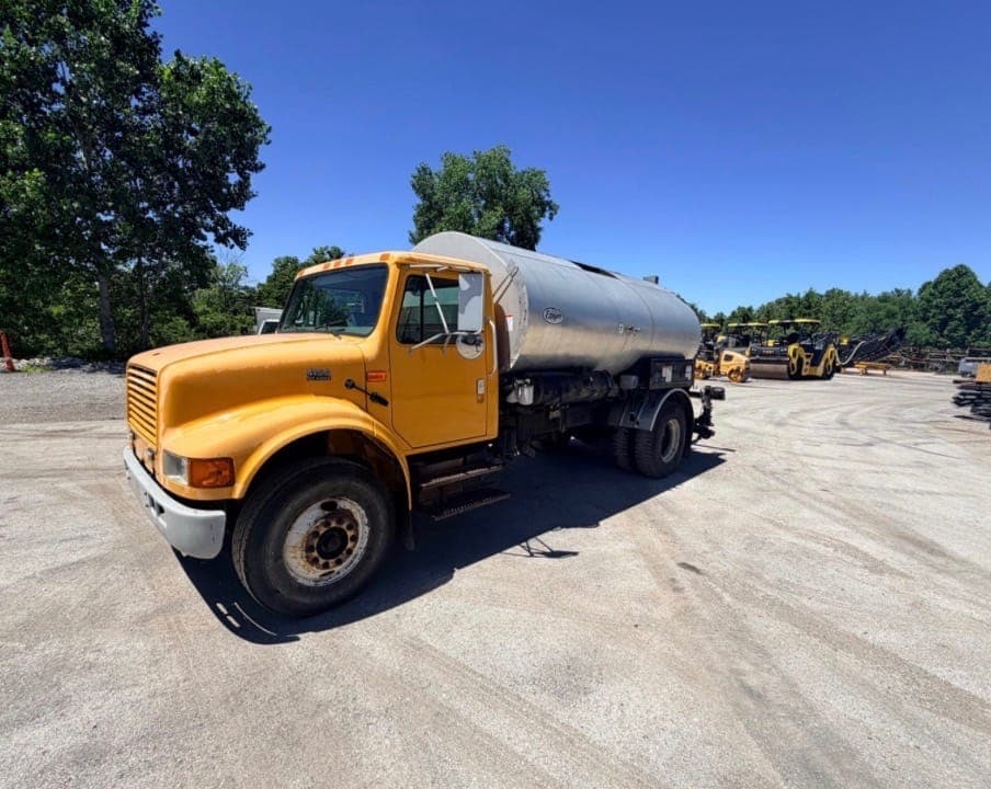 ( Call for Price) ETNYRE 1750 Asphalt Distributor Truck (2000) for Sale - 26,248 Hours | Dealer Inspected asphalt-distributor-truck for sale in City, MO - photo 1