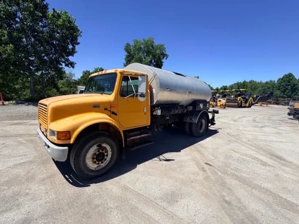 ( Call for Price) ETNYRE 1750 Asphalt Distributor Truck (2000) for Sale - 26,248 Hours | Dealer Inspected asphalt-distributor-truck for sale in City, MO - photo 1