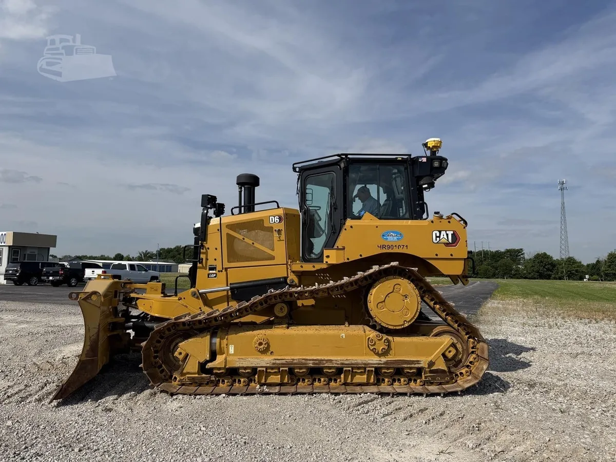 2022 Caterpillar D6 LGP Dozers for sale in Pontoon Beach, IL - listing photo 2 of 8