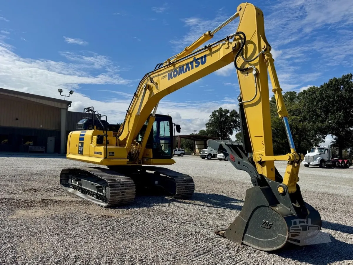 2025 Komatsu PC210LC-11 Excavators for sale in Jackson, TN - listing photo 4 of 10