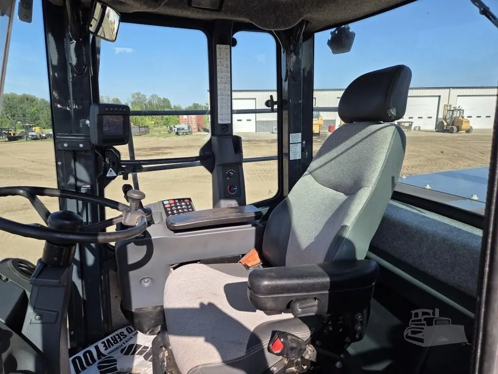 2019 John Deere 724K Wheel Loaders for sale in Henning, MN - listing photo 7 of 10