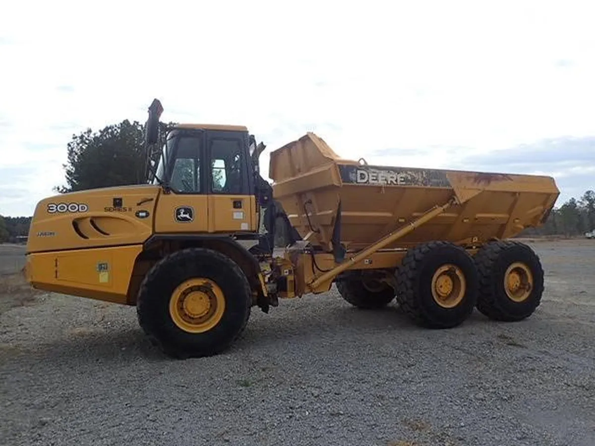 2015 Deere 300D II Articulated Truck for sale in Andrews, SC - listing photo 3 of 10